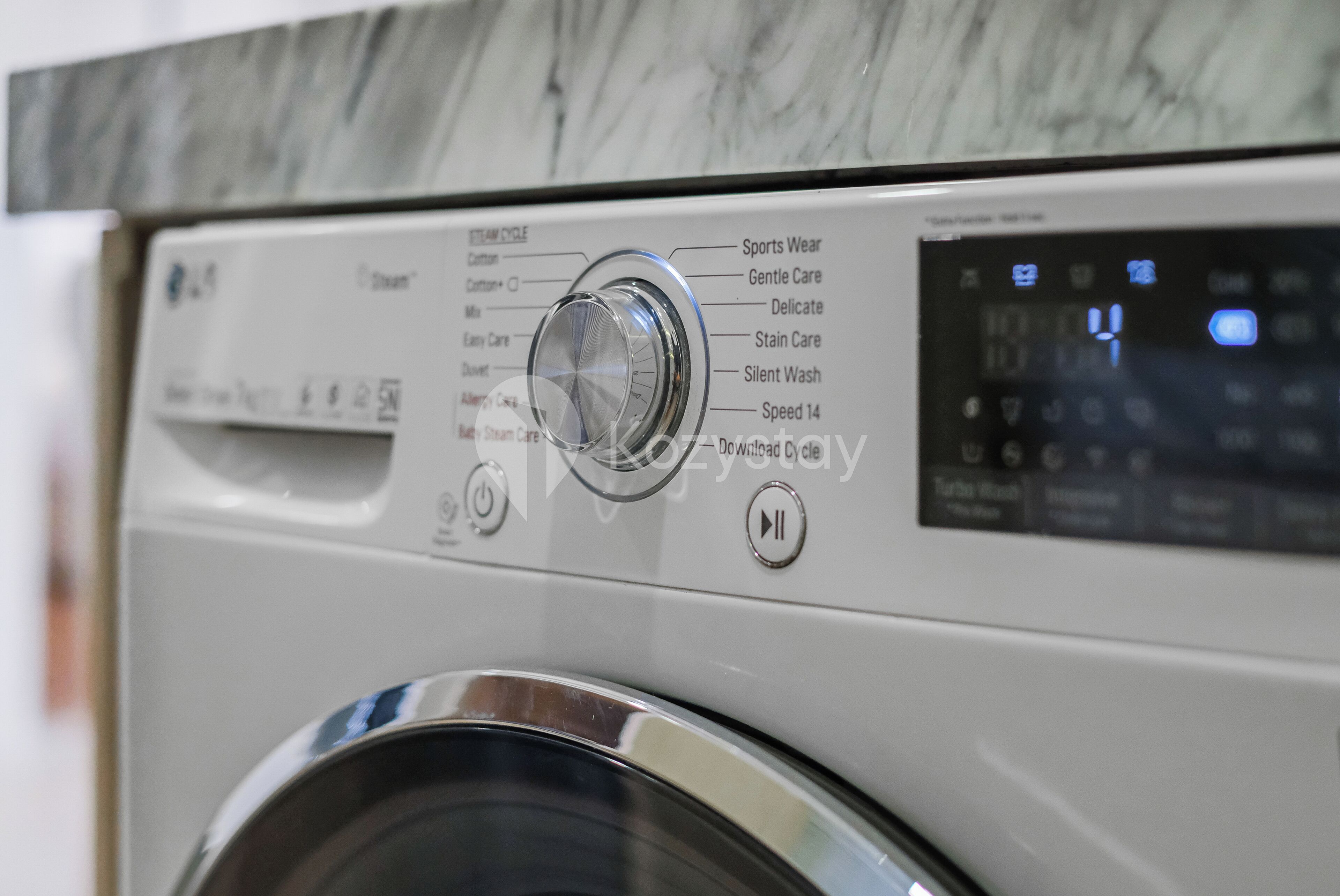 Vooraanzicht van een wasmachine met verschillende instellingen en een digitaal scherm.