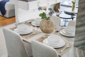 Appartement, 2 chambres, vue ville | Coin séjour | TV connectée de 50 pouces avec chaînes par câble, Netflix