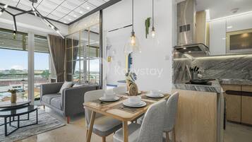 公寓, 2 间卧室, 城市景观 | 起居区 | 50-英寸智能电视(配备有线频道)、Netflix、流媒体服务