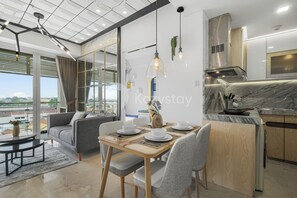 公寓, 2 間臥室, 城市景觀 | 起居區 | 50-吋智慧型電視、有線頻道、Netflix、串流服務