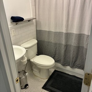 Haartrockner, Handtücher, Seife, Toilettenpapier