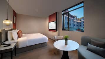 Habitación doble Confort, vista al patio | Espacio para trabajar con laptop y cortinas blackout