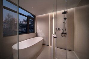 Deluxe Room, Bathtub, City View | Bathroom | Designer toiletries, hair dryer, slippers, towels - SSAW Garden Hotel Beijing (Beijing)
