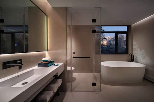 Deluxe-Zimmer, Badewanne, Stadtblick | Badezimmer | Designer-Toilettenartikel, Haartrockner, Hausschuhe, Handtücher
