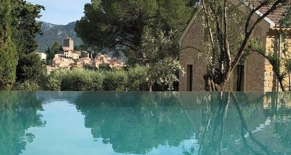 Family bastide with a historic past, in a Provencal village near the sea