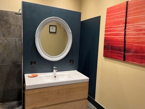 Douche, sĂšche-cheveux, serviettes fournies, papier toilette