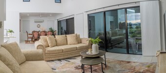 Welcome River View Haven, your stylish retreat in the heart of Townsville!