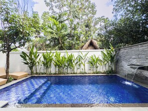 Outdoor pool, pool loungers