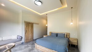 Une chambre à coucher moderne avec un lit en bois, un bureau et une armoire.