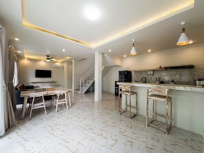 Villa, 2 habitaciones, piscina privada | Cocina privada | Frigorífico, placa de cocina y utensilios de cocina