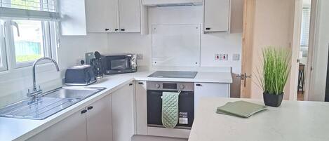 Réfrigérateur, four, plaque de cuisson, grille-pain