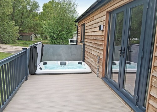 The Country oak is a 2 double bedroom lodge with en suites to both rooms.