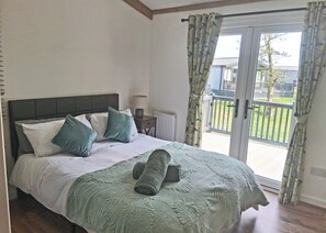 2 bedrooms - The Country oak is a 2 double bedroom lodge with en suites to both rooms. (Langworth)