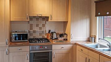 Fridge, oven, stovetop, dishwasher