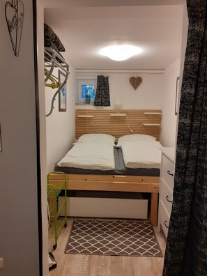 1 bedroom, desk, iron/ironing board, free WiFi
