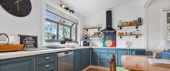 Iconic Renovated Period Home - Modern Upgrade & Close to CBD/Everything