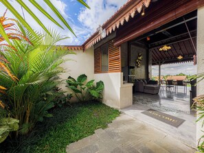 A covered outdoor area with a patio, seating, and a 'WELCOME' mat. - Uma Nawasena Ubud (Ubud)