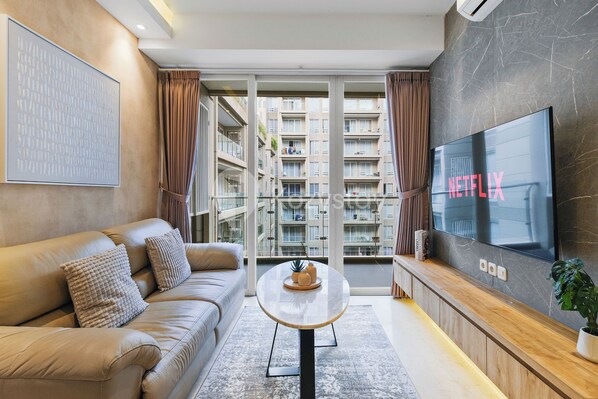 Apartment, 2 Bedrooms, City View | Living area