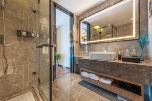 Suite Exécutive | Salle de bain | Sèche-cheveux, peignoirs, chaussons, serviettes fournies