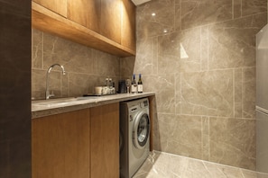 Suite executiva | Bany | Assecador de cabells, barnussos, sabatilles i tovalloles