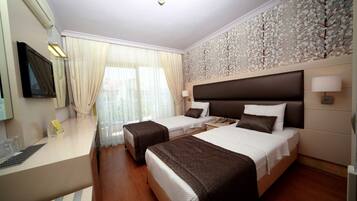 Habitación estándar con 2 camas individuales, 1 habitación, vista a la ciudad | Cortinas blackout, insonorización y wifi gratis