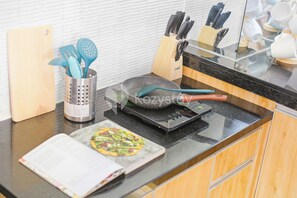 Apartamento, 2 habitaciones, vistas a la ciudad | Cocina privada | Frigorífico grande, microondas, placa de cocina y arrocera