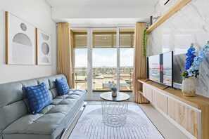 Apartamento, 2 habitaciones, vistas a la ciudad | Zona de estar | Smart TV de 43 pulgadas con canales por cable, Netflix