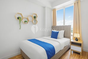 Appartement, 2 chambres, vue ville | Espace de travail pour ordinateur portable, fer et planche à repasser