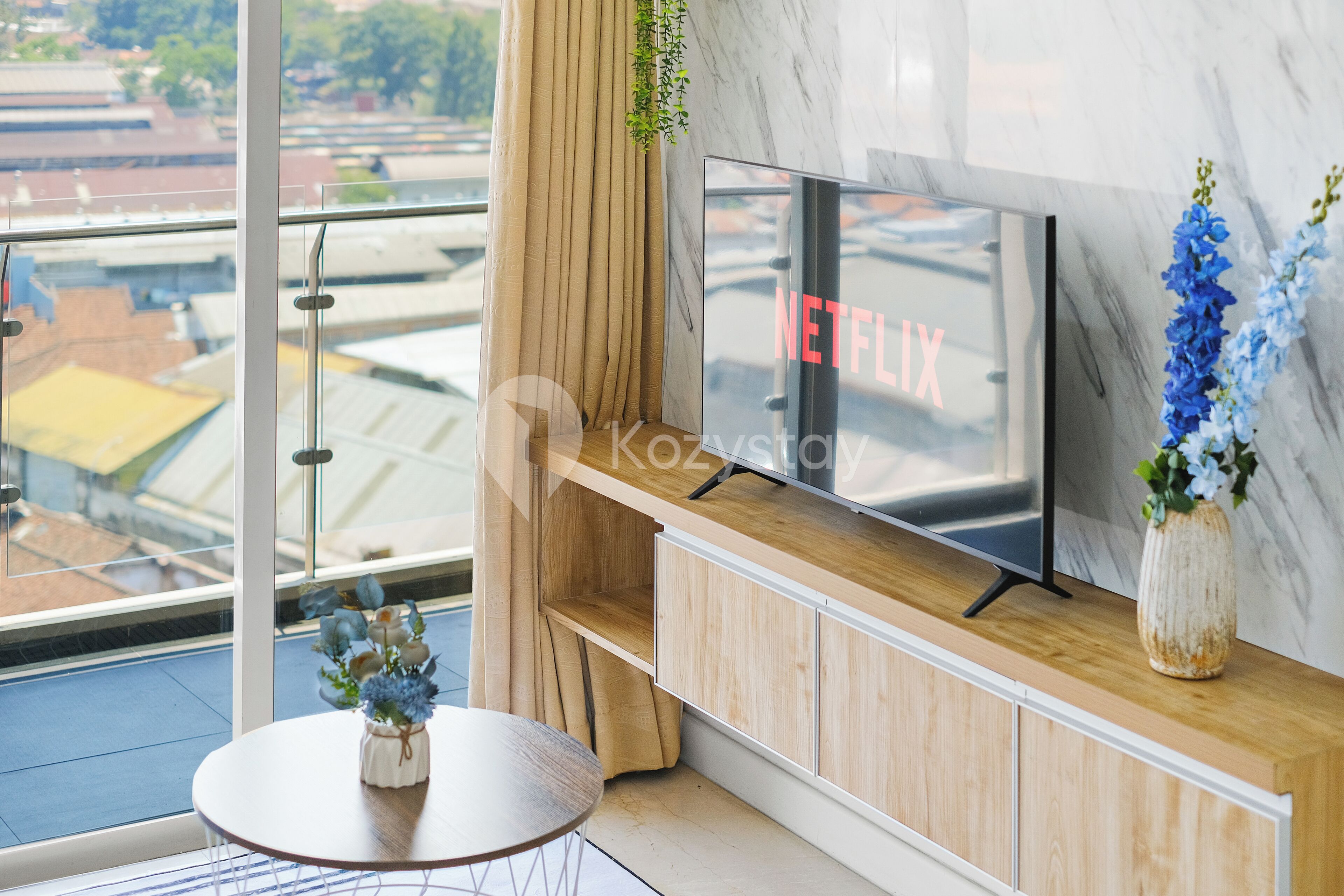 Appartement, 2 slaapkamers, uitzicht op stad | Woonruimte | Een 43-inch smart-tv met kabelzenders, Netflix en streamingdiensten