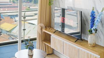 Appartement, 2 slaapkamers, uitzicht op stad | Woonruimte | Een 43-inch smart-tv met kabelzenders, Netflix en streamingdiensten