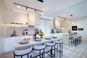 Geladeira, micro-ondas, fogão, cooktop