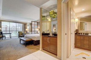 Desk, iron/ironing board, WiFi, bed sheets