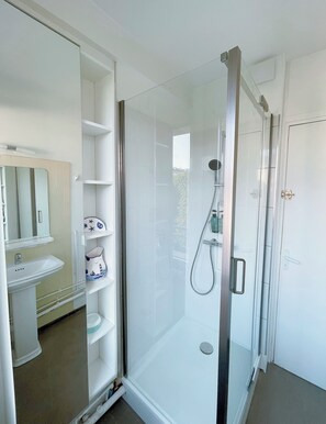 Dusche, Haartrockner, Handtücher, Seife