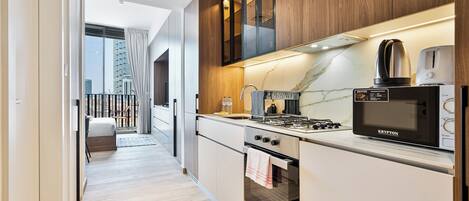 Kühlschrank, Mikrowelle, Ofen, Herdplatte