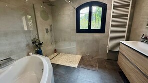 Secadora de cabello, toallas, jabón, papel de baño 