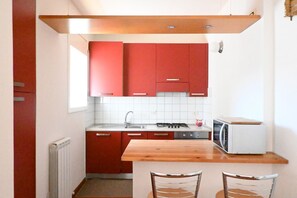 Een koelkast, een vaatwasser