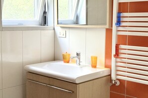 Shower, bidet - N302 - Numana, three-room apartment with terrace in residence with swimming pool (Nuaman)