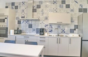 Réfrigérateur, micro-ondes, four, cafetière/bouilloire