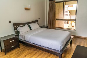 3 chambres, fer et planche à repasser, Wi-Fi, draps fournis