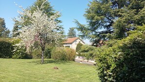 A residential area with a house, a lawn, and trees. - Villa Beauregard Furnished Appartment La Roche Posay (la roche posay)
