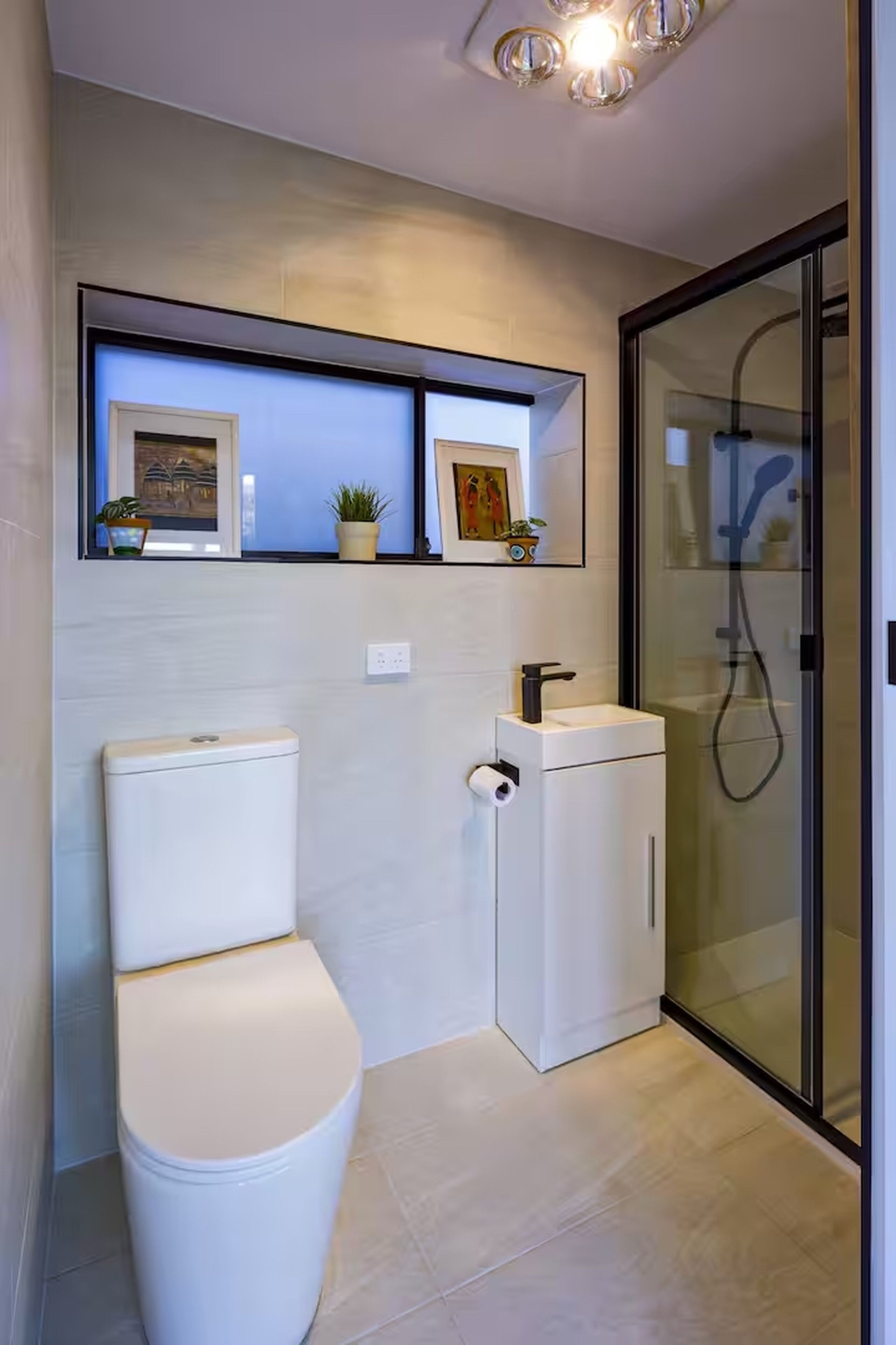 Shower, hair dryer, bidet, towels