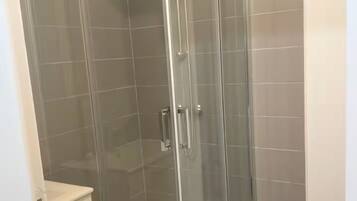 Een douche, zeep, toiletpapier