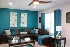 Smart TV, fireplace - Spectacular and Spacious Spivey Townhome in Jonesboro, GA with WiFi, AC (Jonesboro)