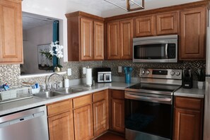 Microwave, stovetop, dishwasher - Spectacular and Spacious Spivey Townhome in Jonesboro, GA with WiFi, AC (Jonesboro)