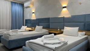 Standaard driepersoonskamer, uitzicht op de stad | Een strijkplank/strijkijzer