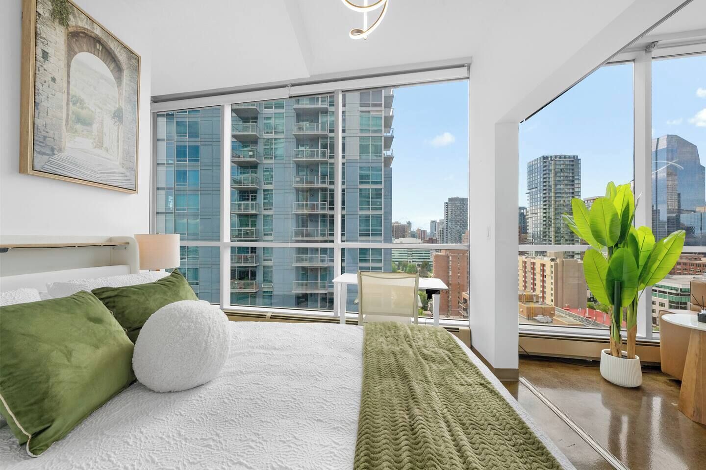 2 habitaciones, escritorio, tabla de planchar con plancha y wifi gratis 