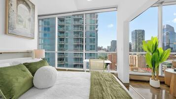 2 habitaciones, escritorio, tabla de planchar con plancha y wifi gratis