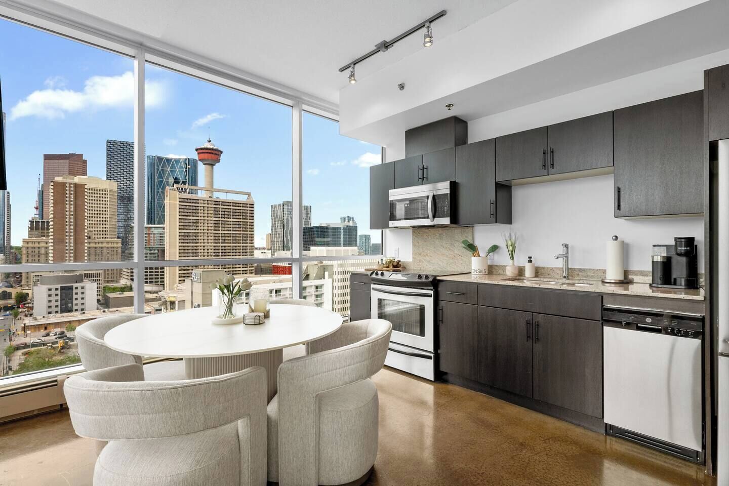 Refrigerador, microondas, horno y parrilla de estufa 