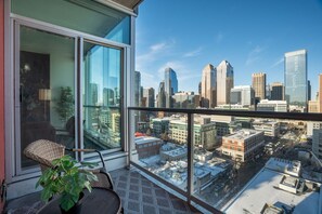 Property grounds - Sleek Suite w View | 1BR, AC near BMO & Stampede (Calgary)