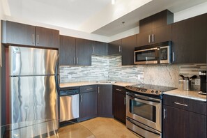 Fridge, microwave, oven, stovetop - Sleek Suite w View | 1BR, AC near BMO & Stampede (Calgary)